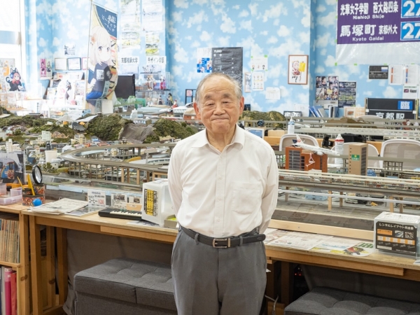 「湯郷温泉 てつどう模型館&レトロおもちゃ館」の前館長、永谷義人さん。湯郷温泉のおもちゃの街の取組が始まったころはまったく別の仕事をしていたが、取組に関わる知人からの紹介で、てつどう模型館&レトロおもちゃ館に携わるようになったという