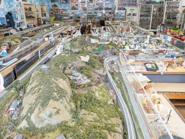 「湯郷温泉 てつどう模型館&レトロおもちゃ館」の前館長、永谷義人さん。湯郷温泉のおもちゃの街の取組が始まったころはまったく別の仕事をしていたが、取組に関わる知人からの紹介で、てつどう模型館&レトロおもちゃ館に携わるようになったという