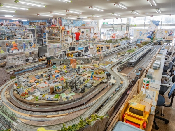 「湯郷温泉 てつどう模型館&レトロおもちゃ館」の前館長、永谷義人さん。湯郷温泉のおもちゃの街の取組が始まったころはまったく別の仕事をしていたが、取組に関わる知人からの紹介で、てつどう模型館&レトロおもちゃ館に携わるようになったという