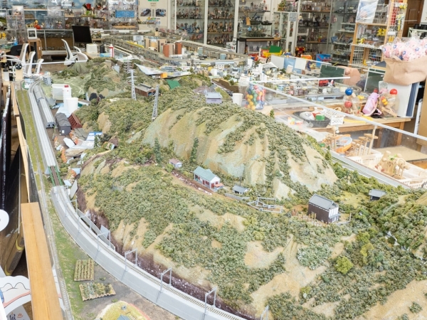 鉄道ジオラマは非常に繊細でリアリティーのある造形
