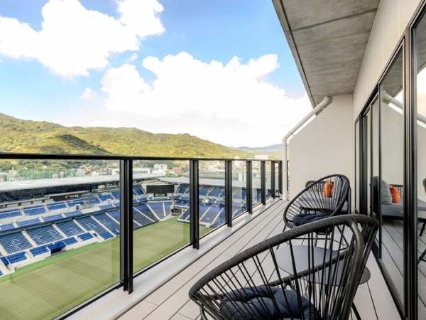 約2万人収容可能なサッカースタジアム。青と緑のコントラストが美しい（筆者撮影）