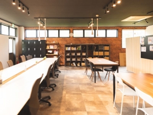 木目が美しく、明るく開放感のある事業所内。「休まず通えるように楽しいカリキュラムを用意しています」と渡邉氏