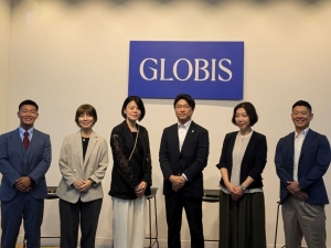 左から、住宅みらい会議代表理事・須藤氏、積水ハウス株式会社・祝原氏、株式会社LIFULL・龔、積水ハウス不動産ホールディングス株式会社・田中氏、大和ハウス工業株式会社・長谷川氏、住宅みらい会議理事・堀川氏