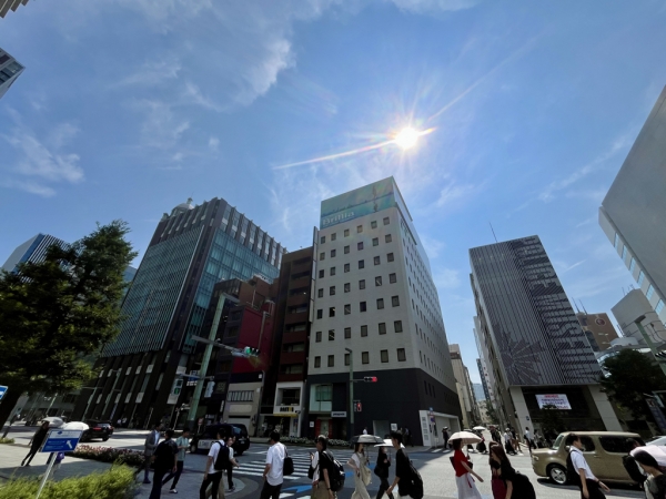 完成イメージパースと配置計画図（Tokyo Sky Corridorとの関係）※出典：東京建物株式会社（2024年4月19日）『「京橋三丁目東地区第一種市街地再開発事業」市街地再開発組合設立のお知らせ』