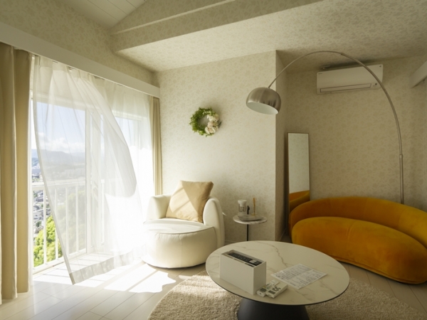 緑の小径の向こうに小さな小屋のような店舗が点在、散策するのが楽しい（筆者撮影）