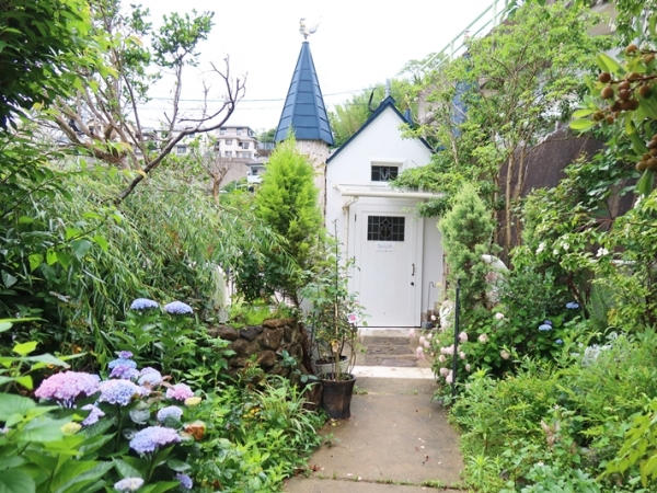 緑の小径の向こうに小さな小屋のような店舗が点在、散策するのが楽しい（筆者撮影）