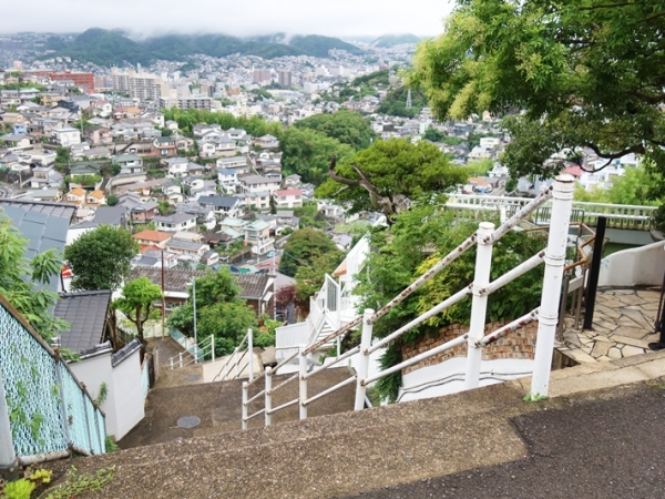 三原庭園から市内を見下ろしたところ。高台であること、途中に坂や階段が多い立地であることがよく分かる。だが、バス停からならさほど距離はない（筆者撮影）