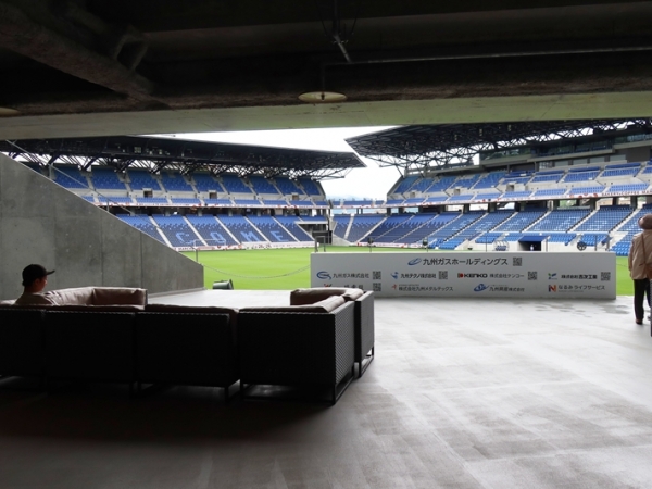 幅広い層が集まり、思い思いの時間を過ごしていた（筆者撮影）