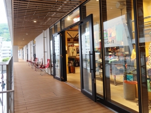 商業施設では他の施設ではあまり見なかったスポーツ系の店舗が多いように感じた（筆者撮影）