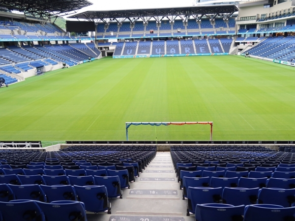 約2万人収容可能なサッカースタジアム。青と緑のコントラストが美しい（筆者撮影）