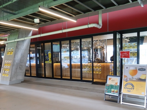 幅広い層が集まり、思い思いの時間を過ごしていた（筆者撮影）