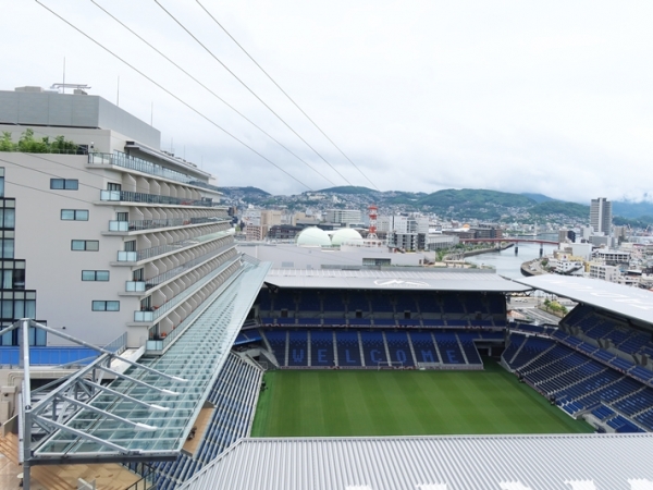 約2万人収容可能なサッカースタジアム。青と緑のコントラストが美しい（筆者撮影）