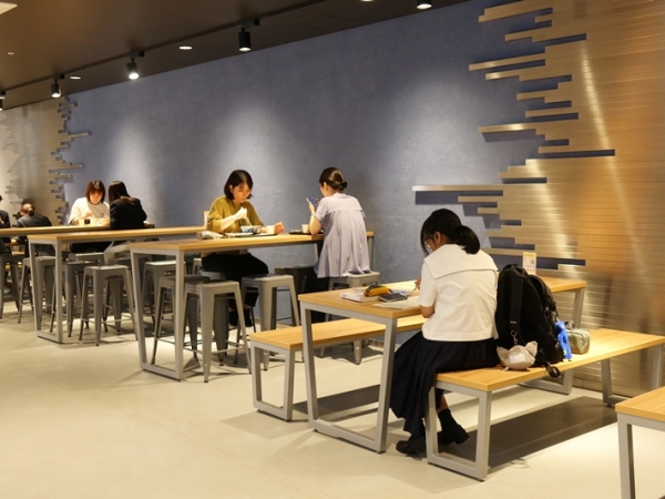 幅広い層が集まり、思い思いの時間を過ごしていた（筆者撮影）