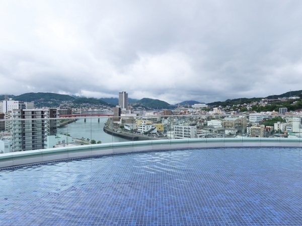 写真奥が足湯。手前がバーベキュースペース（筆者撮影）