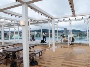 写真奥が足湯。手前がバーベキュースペース（筆者撮影）