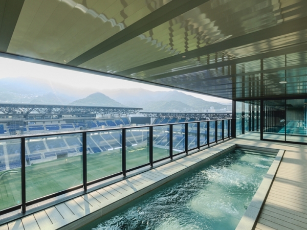 アリーナ内部。こちらもブルーの座席（写真提供/ジャパネット）