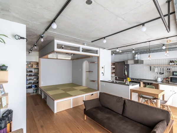 施工例１）オープンな対面キッチンとバースペースを計画。友人が来た時のためのお酒のボトルを並べられるカウンターをつくり、いつでも飲み会ができる家になっている