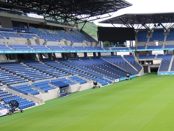 幅広い層が集まり、思い思いの時間を過ごしていた（筆者撮影）