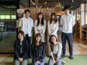 SOCIALSQUARE 上荒川店のクルーの皆さん。前列左下が渡邉氏