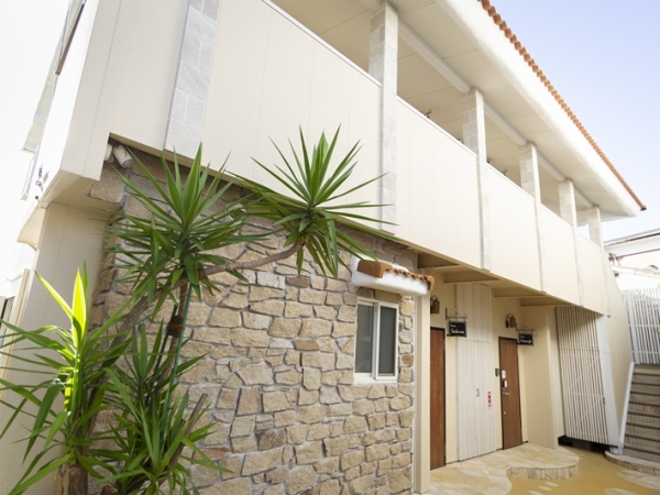 緑の小径の向こうに小さな小屋のような店舗が点在、散策するのが楽しい（筆者撮影）