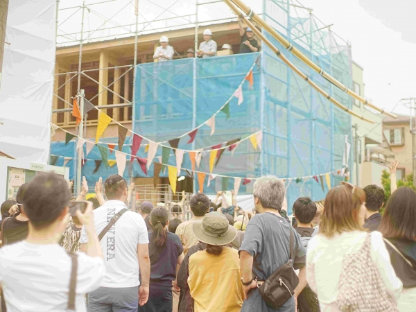 神社側から見た「kuguru」の外観（以降、写真や画像の提供：ブルースタジオ）