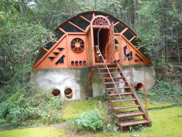 あえて誤解を仕掛けた？「幻庵」は石山修武氏によるコルゲートパイプの