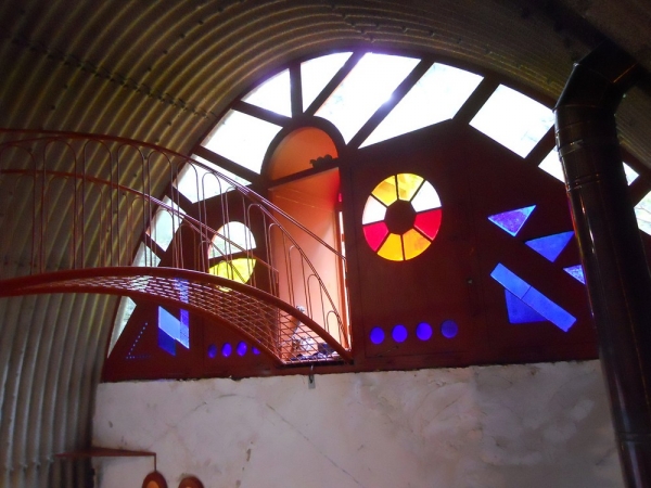 室内。神々しくも落ち着く空間（イラスト：宮沢洋）