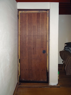 訪れた日付がびっしりと書き込まれた扉（写真：山梨知彦）