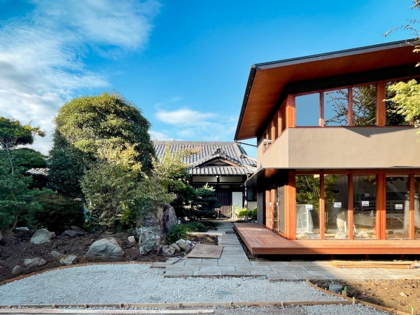 練馬の原風景を残す、店舗兼用賃貸住宅「種音（たね）」。建物は2棟あり、既存の屋敷や木々に囲まれるようにして立っていて、1戸の店舗のほか、住戸はメゾネット型で全12戸、３つのタイプの部屋に分かれている