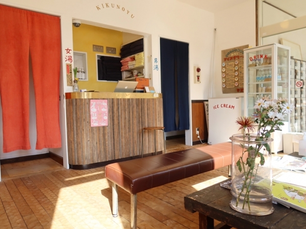 新しくなった菊の湯ではオリジナル商品その他さまざまな品が販売されている（筆者撮影　2022年）