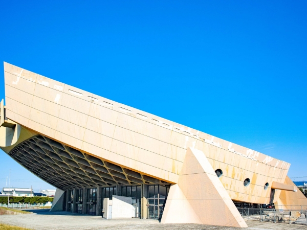 船の形状をした特徴的な外観（以下、特記以外の写真・図版とも出所：旧香川県立体育館再生委員会）