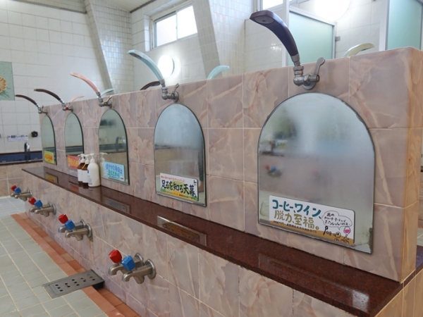 新しくなった菊の湯ではオリジナル商品その他さまざまな品が販売されている（筆者撮影　2022年）