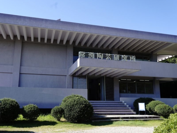 昭和初期ごろに最も栄え、陶器工場が並んでいたまちなみのことを「やきもの散歩道」と名付け、観光スポットに。カフェや雑貨店などがオープンするなか、写真の明治期の土管と昭和初期の焼酎瓶が壁面をおおった“土管坂”や、民家で陶器の廃材利用した箇所があるなど、歴史ある焼き物のまちを感じられる（※観光の際は、私有地への無断侵入など住民への配慮を）