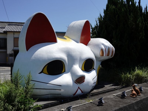 「ヒルズハウスセカンド」のすぐ近くにあり、人気スポットとなっている、巨大まねき猫・とこにゃん