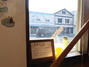 菊の湯から見たカフェ栞日。この距離なら互いにきになる（筆者撮影　2022年）