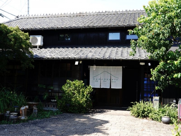 「ヒルズハウスセカンド」のすぐ近くにあり、人気スポットとなっている、巨大まねき猫・とこにゃん