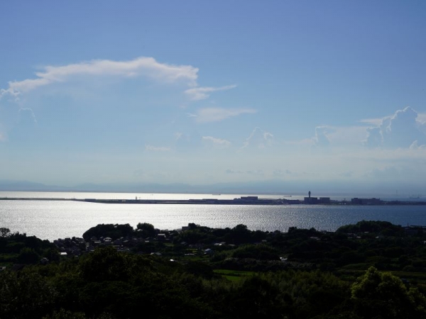 常滑市内最高峰の高砂山の展望台から眺めるセントレア。ここも夕日ウォッチングの絶景ポイントとして人気