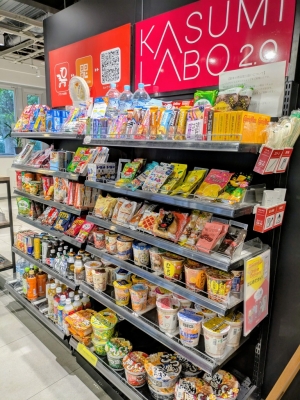 施設内にコンビニが欲しいという入居者の要望で、無人の売店ができた。小腹が空いた際に、電子決済で購入できて好評だ