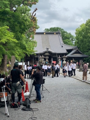 鑁阿寺（ばんなじ）の境内で「ナンバMG５」を撮影した際の一コマ（画像提供：足利市）