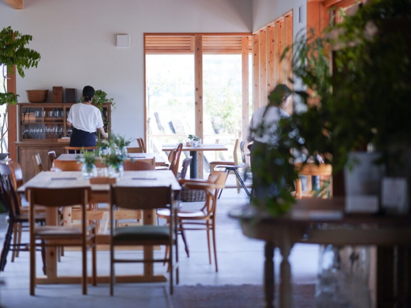 「la tavola felice di fillippo」のエントランスを豊かな緑と花々が囲っている