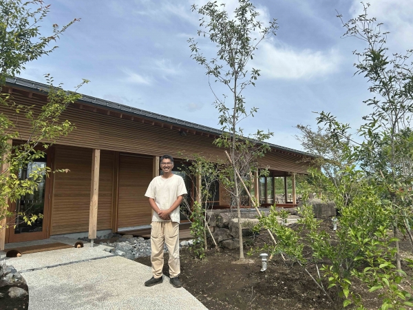 12代目の秋田茂良さん。「la tavola felice di fillippo」の店舗前にて