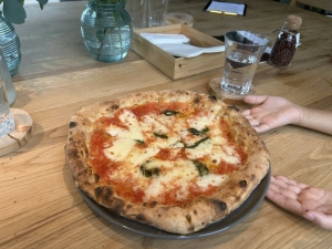 焼きたてで小麦の香りがただようピッツァ