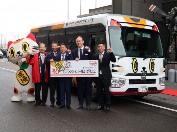 昭和初期ごろに最も栄え、陶器工場が並んでいたまちなみのことを「やきもの散歩道」と名付け、観光スポットに。カフェや雑貨店などがオープンするなか、写真の明治期の土管と昭和初期の焼酎瓶が壁面をおおった“土管坂”や、民家で陶器の廃材利用した箇所があるなど、歴史ある焼き物のまちを感じられる（※観光の際は、私有地への無断侵入など住民への配慮を）