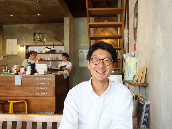 カフェ栞日の経営者で菊の湯を承継した菊地徹さん（筆者撮影　2025年）