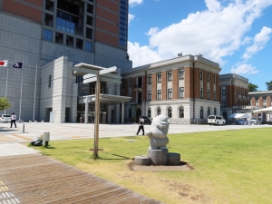 群馬県庁。前橋駅からバス便利用。県庁最上階からは県内が広く見渡せる（筆者撮影）