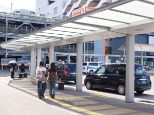 タクシーを呼ぶ、予約するなども可能。渋川市では高齢者のタクシー利用に割引がきく（筆者撮影）