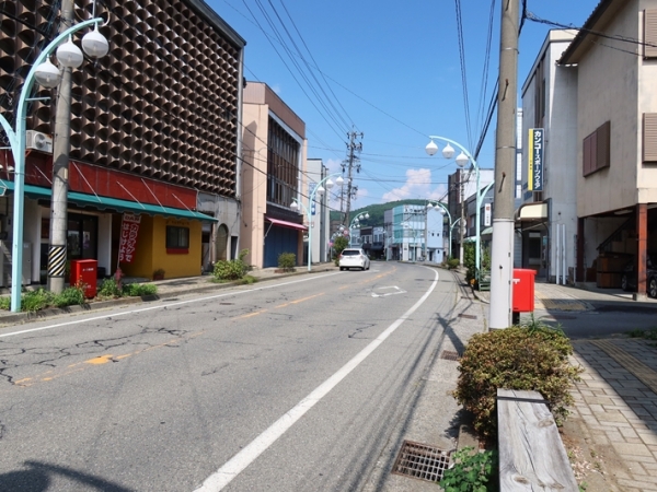 日常的な下辰野商店街の様子。ただ、こうした状況は地方ならどこにでもある風景だ（筆者撮影）