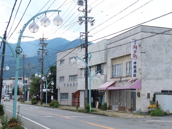 Equinox STOREが入っているのは写真中央の元薬局（筆者撮影）