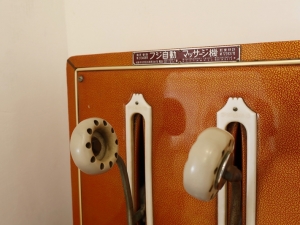 古いものも多く残されている。これは２階に置かれたマッサージチェア。懐かしい（筆者撮影　2022年）