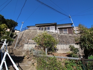 長崎発の空き家を改修し子育て世帯に安く賃貸、10年居住したら家を無償で譲渡するという「贈与型賃貸」の方法が注目を集めている